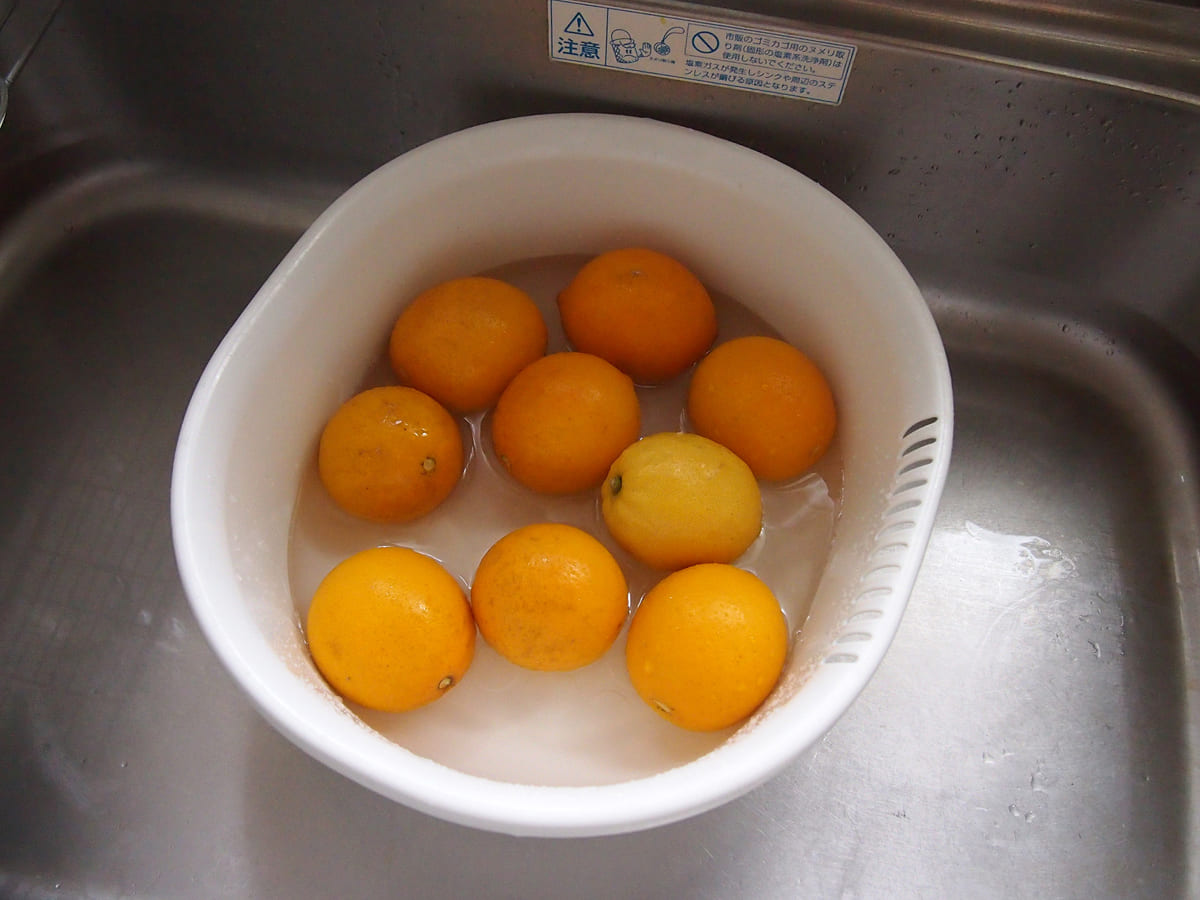 レモンを洗う