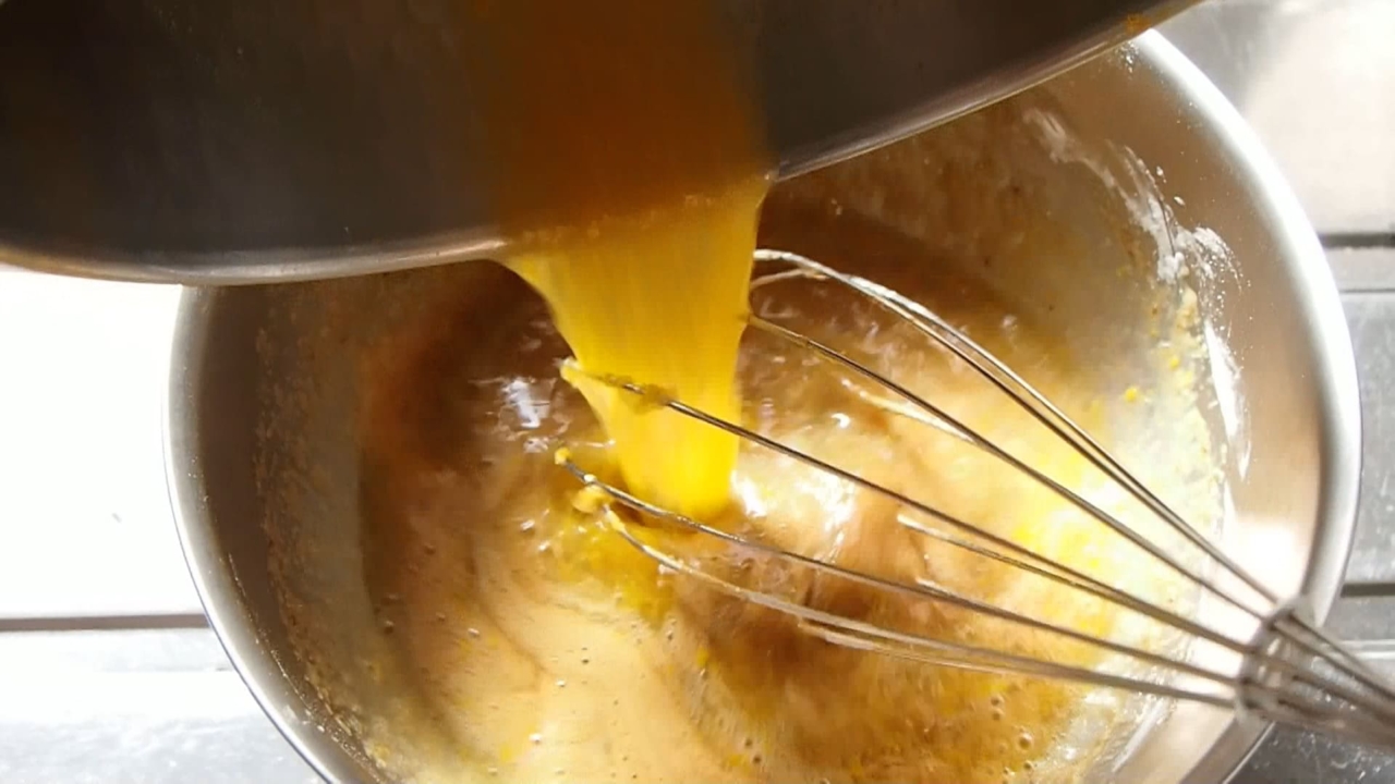 全卵と卵黄を混ぜてラカントコーンスターチ入れて混ぜる。レモン汁も入れて混ぜる